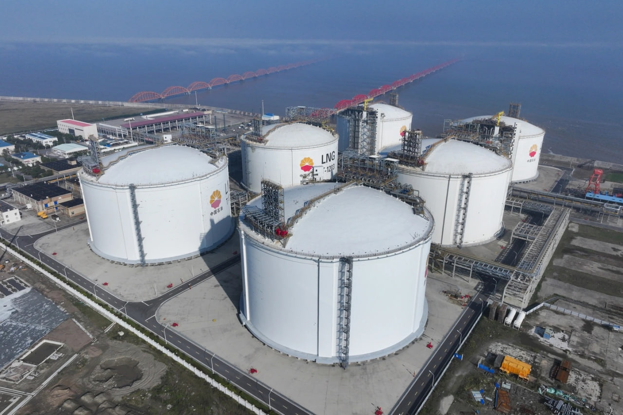 原油期货突破关键阻力位，技术面走势强劲，上涨趋势确立